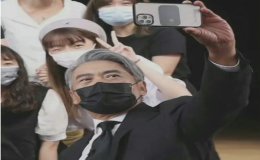 66歲的周潤(rùn)發(fā)親切地和粉絲合照
